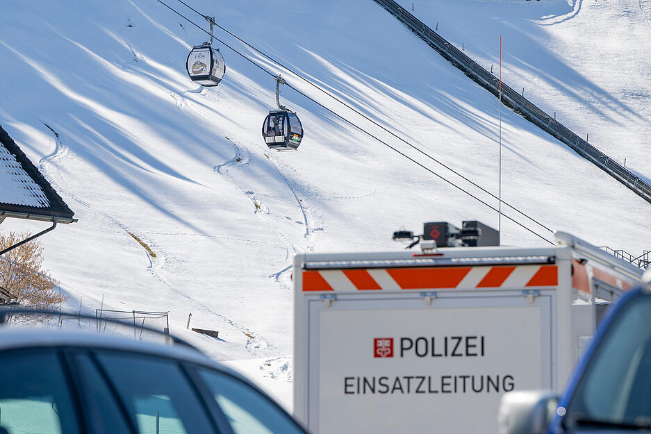 Ein Einsatzfahrzeug der Polizei steht bei der Talstation der Titlisbahnen. Im Hintergrund sind zwei Gondeln der Gondelbahn Engelberg-Titlis Express zu sehen.