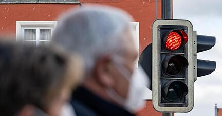 Corona-Schnelltests für alle sollen wieder kostenlos werden - eine der Maßnahmen, mit dem der Anstieg der Neuinfektionen gebremst werden soll. Corona-Schnelltests für alle sollen wieder kostenlos werden - eine der Maßnahmen, mit dem der Anstieg der Neuinfektionen gebremst werden soll.