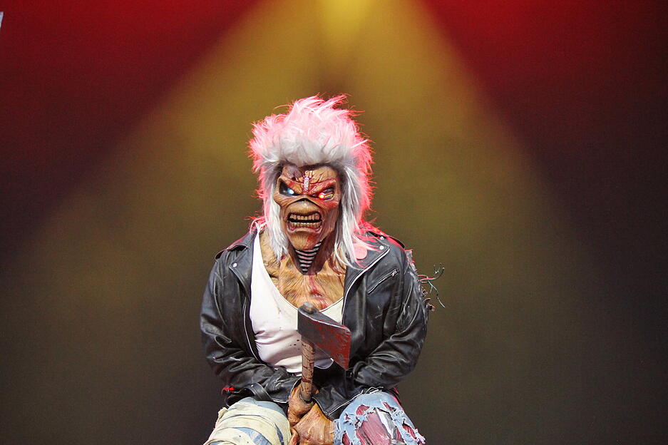 Omnipr&auml;sent, auch beim Konzert in Stuttgart: Das Iron-Maiden-Maskottchen Eddie ist nicht nur auf zahlreichen Fan-Shirts zu sehen, sondern auch als &uuml;berlebensgro&szlig;e Puppe.