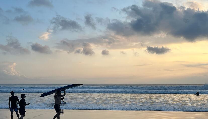Die Insel der G&ouml;tter gilt als Mekka f&uuml;r Surfer und ist bei Touristen aus aller Welt beliebt.