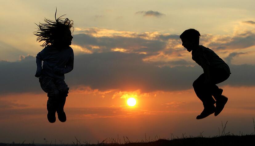 Gemeinsam spielen - sich fremden Kindern kann das anfangs schwerfallen. (Symbolbild)