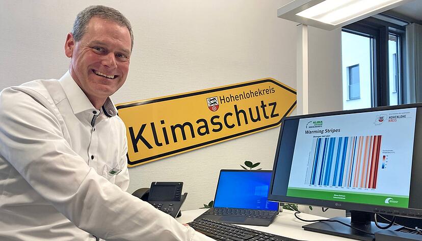 Joachim Schröder an seinem Arbeitsplatz in Künzelsau. So strukturiert und vernetzt wie möglich will er den Klimaschutz im Hohenlohekreis forcieren.