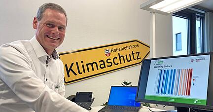 Joachim Schröder an seinem Arbeitsplatz in Künzelsau. So strukturiert und vernetzt wie möglich will er den Klimaschutz im Hohenlohekreis forcieren.
Foto: Ralf Reichert