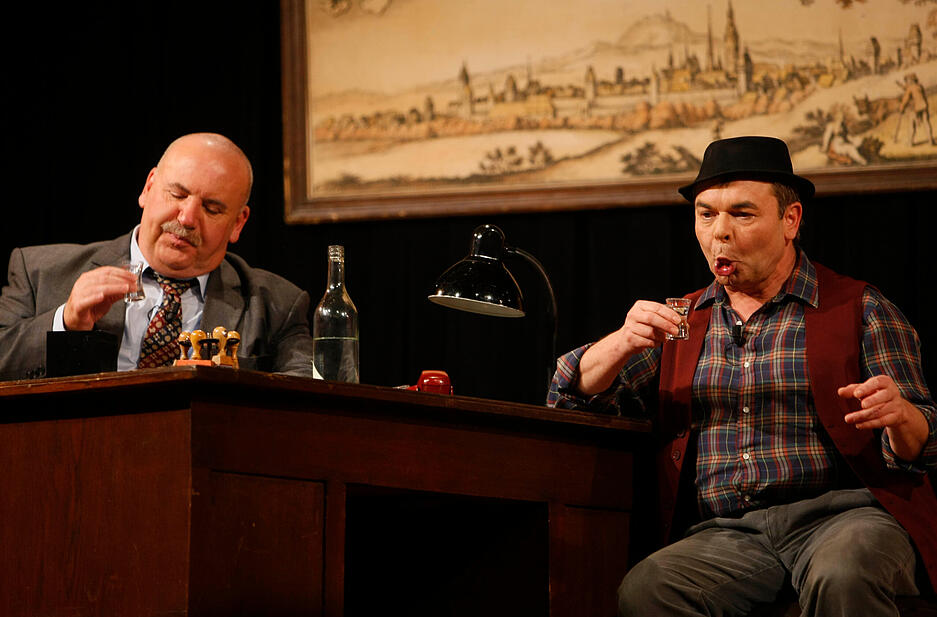 2007: Wieder einmal haben Hannes und der Bürgermeister eine knifflige Angelegenheit zu besprechen. Geschichten, die das Leben schreiben könnte präsentieren beide in Bad Rappenau. 2007: Wieder einmal haben Hannes und der Bürgermeister eine knifflige Angelegenheit zu besprechen. Geschichten, die das Leben schreiben könnte präsentieren beide in Bad Rappenau.