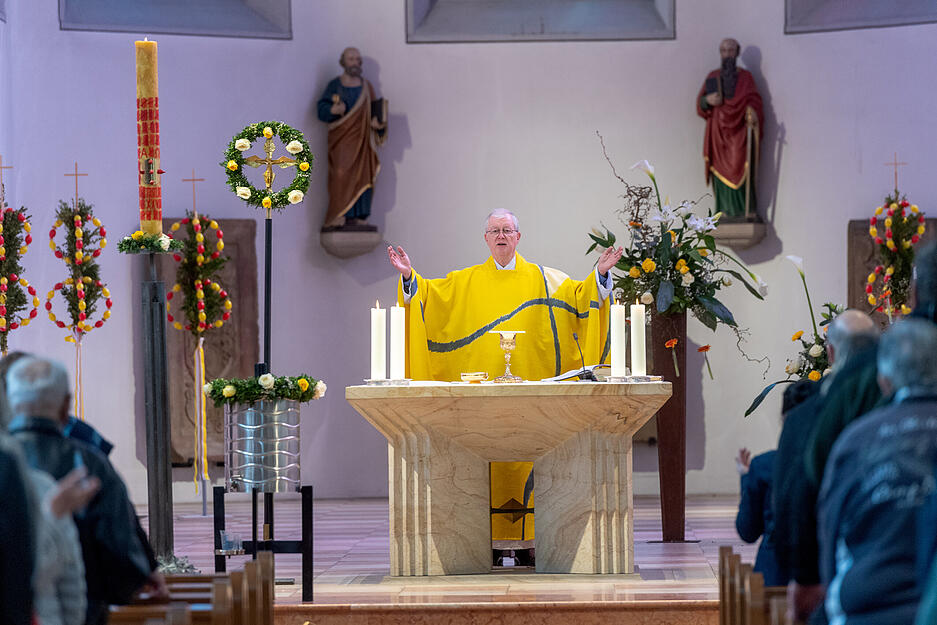 Am Ostersonntag hatte Papst Franziskus vor Zehntausende Gläubigen noch den Segen Urbi et Orbi gespendet. Dabei wirkte er bereits sehr geschwächt.