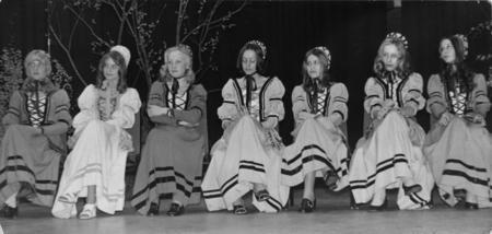 K&auml;thchenwahl: Kandidatinnen - wer wird wohl die N&auml;chste sein? Harmonie, 1972. Foto: HSt-Archiv.