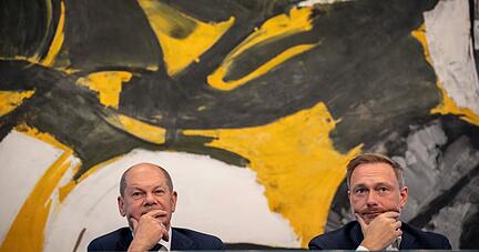 Bundeskanzler Olaf Scholz und Finanzminister Christian Lindner stellen neue Entlastungen für die Bürger vor - teilen sich auf dieser Aufnahme aber einen skeptischen Gesichtsausdruck.