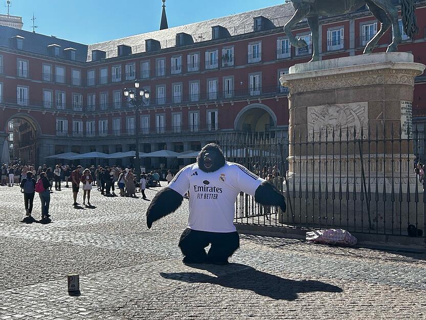Ein Gorilla in Real-Madrid-Outfit steht auf der Plaza Major im Herzen der spanischen Hauptstadt.