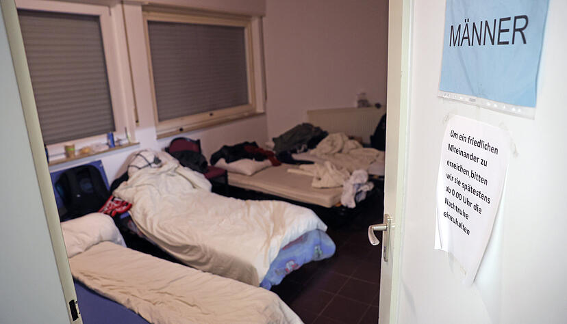 Dicht an dicht stehen die Klappbetten aneinander. 16 Menschen können im Erfrierungsschutz übernachten, auch Hunde sind willkommen.