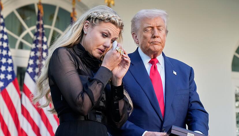 Erika Kirk nimmt die von Pr&auml;sident Donald Trump posthum verliehene US-Freiheitsmedaille anstelle ihres get&ouml;teten Mannes Charlie Kirk entgegen.