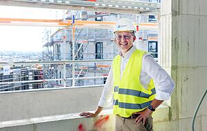 Dominik Buchta, Chef der Stadtsiedlung, freut sich über den Baufortgang.