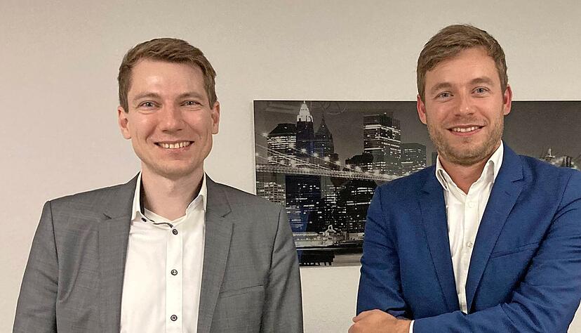 Die Brüder Steffen (links) und Marcel Burr haben beide ihr Jurastudium mit Prädikat abgeschlossen, gemeinsam eine Kanzlei gegründet und lehren nun auch beide an der Hochschule.
Foto: Yvonne Tscherwitschke Die Brüder Steffen (links) und Marcel Burr haben beide ihr Jurastudium mit Prädikat abgeschlossen, gemeinsam eine Kanzlei gegründet und lehren nun auch beide an der Hochschule.
Foto: Yvonne Tscherwitschke