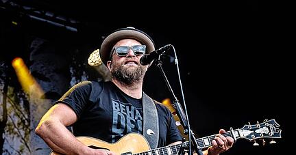 Macht mit seinem VW Bus immer mal wieder Station an der Jagst: Gregor Meyle.
Fotos: Charlie Spieker, Ralf Schönenberg Macht mit seinem VW Bus immer mal wieder Station an der Jagst: Gregor Meyle.
Fotos: Charlie Spieker, Ralf Schönenberg
