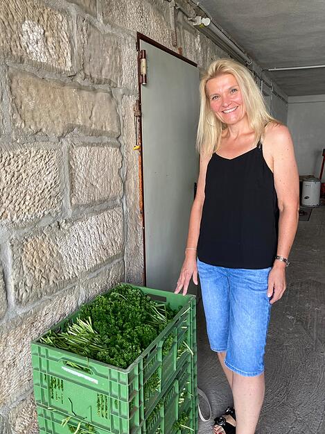 Zehn bis 16 Uhr wird in einer Schicht Petersilie gezupft. Claudia Hoch aus Neckarsulm hilft zum ersten Mal mit: "Es macht Spa&szlig; und entschleunigt total. Eine meditative Arbeit, Peterling zu zupfen."