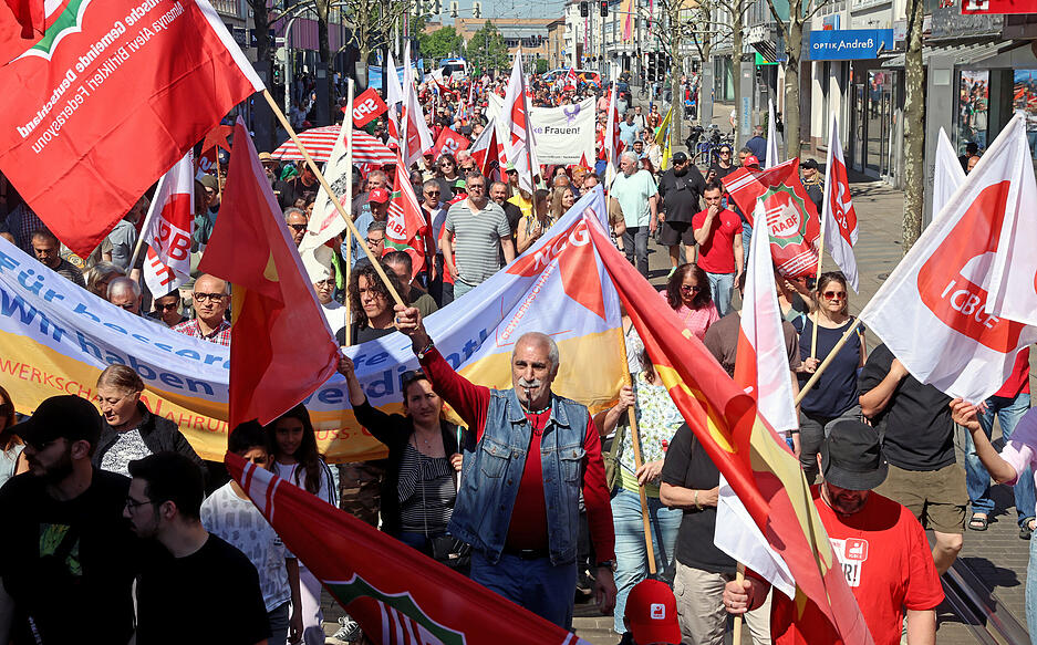 Am Tag der Arbeit haben sich am Donnerstag zahlreiche Menschen an einem Demozug durch die Heilbronner Innenstadt beteiligt.