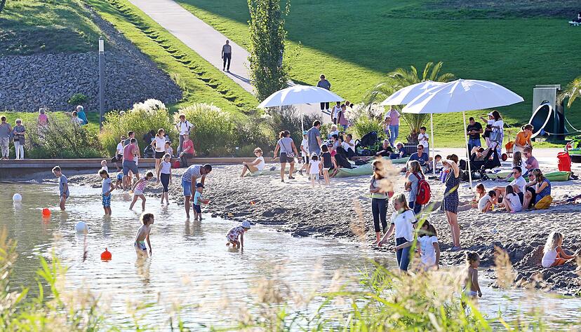 Die Buga hat eine Leichtigkeit nach Heilbronn gebracht, die viele Besucher genießen: Familien und Fremde, Einheimische und Zugezogene, Junge und Ältere. Einer der begehrten Orte ist die Sommerinsel mit dem Strandspielplatz am Karlssee.
Foto: Ralf Seidel