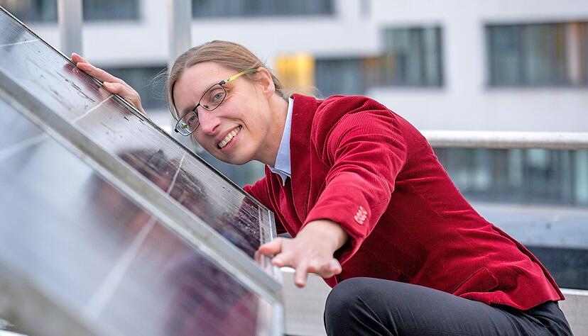 Auf dem Dach des Zentrums f&uuml;r Sonnenenergie- und Wasserstoffforschung gibt es nat&uuml;rlich eine PV-Anlage: Maike Schmidt forscht dar&uuml;ber, wie das Land seine ehrgeizigen Klimaziele auch tats&auml;chlich erreichen kann. Foto: Christiana Kunz