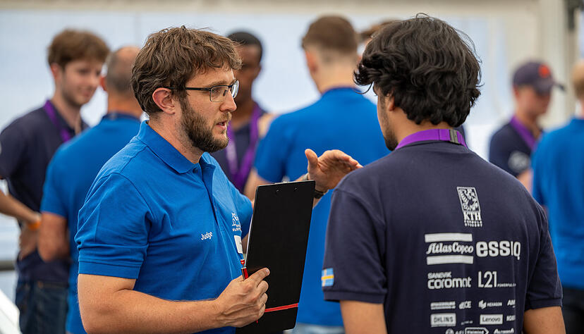 Jonas Fuchs (links) in Aktion: Bei der Formula Student berät der Würth-Mitarbeiter die Studenten und bewertet ihre Arbeit. Jonas Fuchs (links) in Aktion: Bei der Formula Student berät der Würth-Mitarbeiter die Studenten und bewertet ihre Arbeit.
