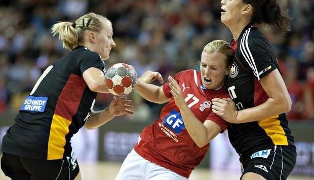 Nina W&ouml;rz (l) und Franziska Mietzner (r) halten die D&auml;nin Gitte Aaen in Schach.