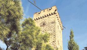 Der Götzenturm ist das geschichtliche Wahrzeichen vom "Hans im Glück". Der Götzenturm ist das geschichtliche Wahrzeichen vom "Hans im Glück".