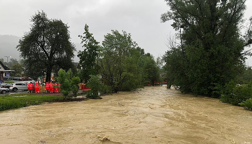 Österreich, Hörbranz: Hochwasser führt der Fluß Leiblach in Hörbranz (Bezirk Bregenz) in Vorarlberg in Österreich nach anhaltendem Starkregen in der Region. Österreich, Hörbranz: Hochwasser führt der Fluß Leiblach in Hörbranz (Bezirk Bregenz) in Vorarlberg in Österreich nach anhaltendem Starkregen in der Region.
