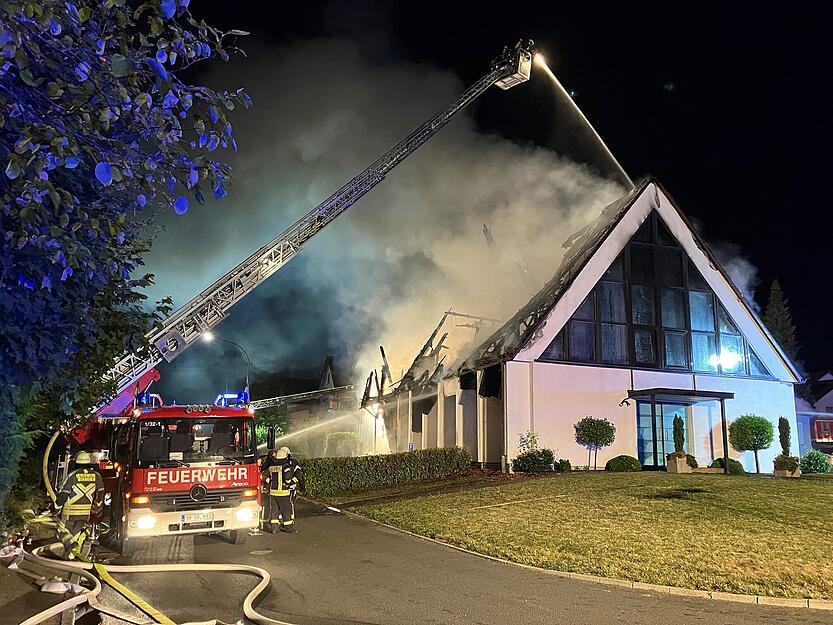 Die Feuerwehr ist an der Kirche St. Josef in Widdern im Einsatz. Die Polizei schätzt den Sachschaden auf mindestens eine halbe Million Euro.