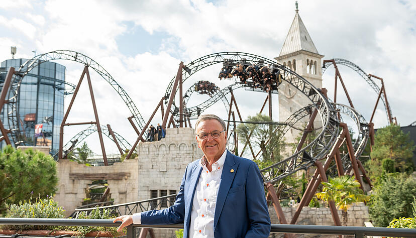 Roland Mack, geschäftsführender Gesellschafter des Europaparks, erklärt, dass die Preiserhöhung mit den gestiegenen Kosten für Rohstoffe, Lieferanten und Dienstleistern zusammenhängt.