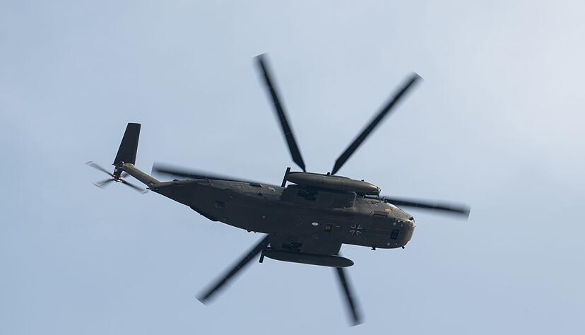 Beim Abseilen vom Hubschrauber verlor der Soldat den Halt. (Symbolbild)