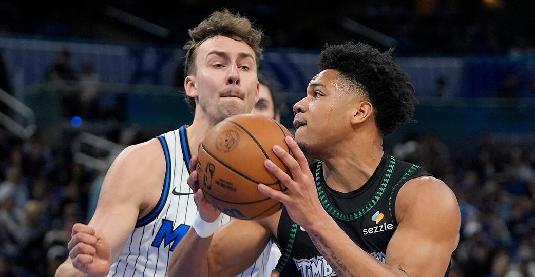 Franz Wagner (links) hat mit den Orlando Magic weiter die Chance auf die direkte Qualifikation f&uuml;r die Playoffs.