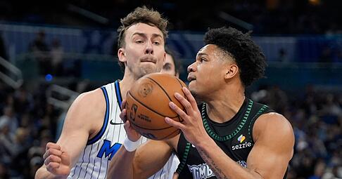 Franz Wagner (links) hat mit den Orlando Magic weiter die Chance auf die direkte Qualifikation f&uuml;r die Playoffs.