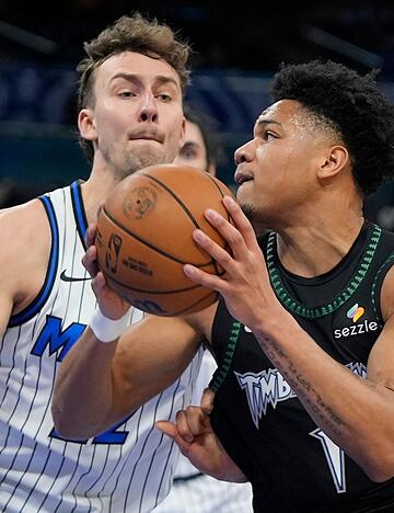 Franz Wagner (links) hat mit den Orlando Magic weiter die Chance auf die direkte Qualifikation f&uuml;r die Playoffs.