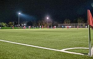 Die Lichter gehen langsam aus: Gestern Abend stand der Fußball beim Bezirksligaspiel Union Heilbronn gegen Dürrenzimmern nochmal im Rampenlicht, künftig sieht es für den Amateursport aber recht finster aus. Foto: Christiana Kunz Die Lichter gehen langsam aus: Gestern Abend stand der Fußball beim Bezirksligaspiel Union Heilbronn gegen Dürrenzimmern nochmal im Rampenlicht, künftig sieht es für den Amateursport aber recht finster aus. Foto: Christiana Kunz