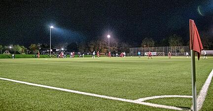 Die Lichter gehen langsam aus: Gestern Abend stand der Fußball beim Bezirksligaspiel Union Heilbronn gegen Dürrenzimmern nochmal im Rampenlicht, künftig sieht es für den Amateursport aber recht finster aus.
Foto: Christiana Kunz