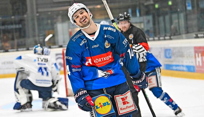 Die Falken um den zweifachen Torsch&uuml;tzen Niklas Jentsch hatten am Sonntag beim 8:3-Sieg gegen den SC Riessersee gut lachen.
Foto: Christiana Kunz