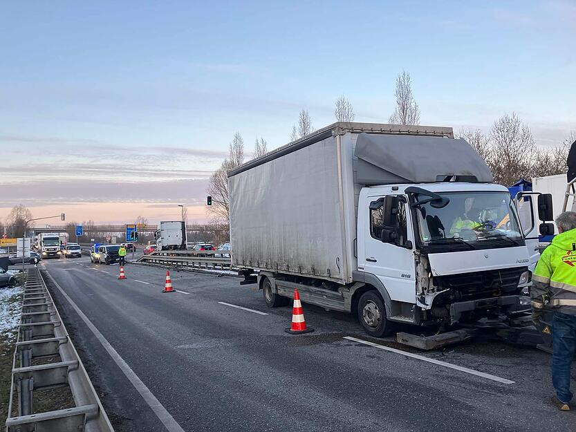 Auch ein Laster war in den Unfall verwickelt.