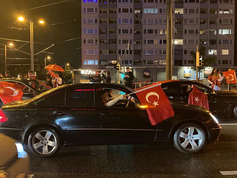 Fahnen werden geschwenkt beim Autokorso der Türkei-Fans.
