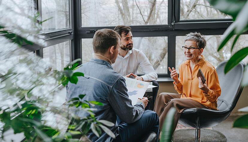 Netzwerken und gezielte Bewerbungen erhöhen die Erfolgschancen für ältere Jobsuchende. Netzwerken und gezielte Bewerbungen erhöhen die Erfolgschancen für ältere Jobsuchende.