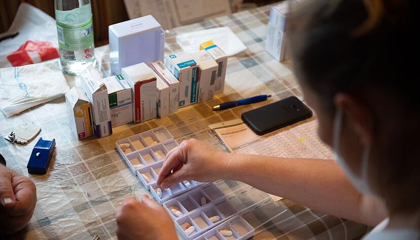 Hilfe beim Organisieren und Einnehmen von Medikamenten: Auch hier kann ein Pflegedienst helfen.