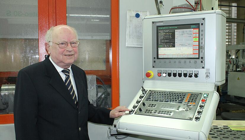 Unternehmer G&uuml;nter Hofstetter am Bedienpult einer Fr&auml;smaschine. Der Firmengr&uuml;nder aus Schwaigern im November 2017 kurz vor seinem 80. Geburtstag.
Foto: Archiv/R&ouml;mer