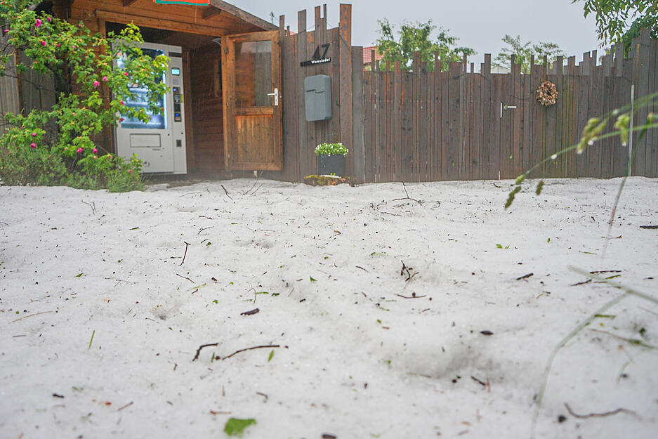 Und davon nicht wenig: In Gögglingen, einem Stadtteil von Ulm, sind ganze Wiesen mit einer dicken Schicht Hagel bedeckt. Und davon nicht wenig: In Gögglingen, einem Stadtteil von Ulm, sind ganze Wiesen mit einer dicken Schicht Hagel bedeckt.