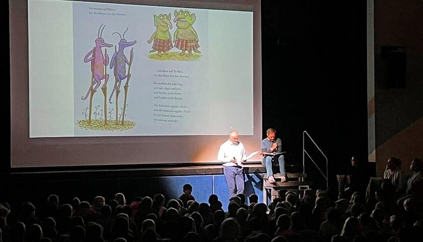 Vorlesetag an der Eichbottschule Leingarten: Bürgermeister Ralf Steinbrenner (links) und Schulleiter Andreas Heitlinger lesen 230 Schülern vor.
Foto: Ben Ferdinand