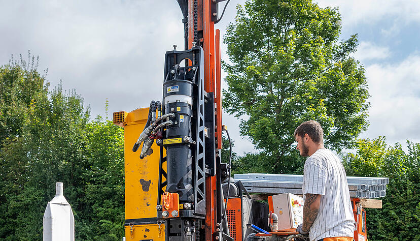 Mit einem Rammbohrer werden die neuen Pfosten in die Erde gebracht. Mit einem Rammbohrer werden die neuen Pfosten in die Erde gebracht.