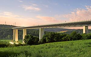 Dieses Foto zeigt die Jagsttalbrücke bei Widdern, auf der die A81 verläuft, bei Mondschein in der Nacht. Foto: Archiv/Andreas Gugau