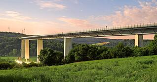 Dieses Foto zeigt die Jagsttalbrücke bei Widdern, auf der die A81 verläuft, bei Mondschein in der Nacht. Foto: Archiv/Andreas Gugau Dieses Foto zeigt die Jagsttalbrücke bei Widdern, auf der die A81 verläuft, bei Mondschein in der Nacht. Foto: Archiv/Andreas Gugau