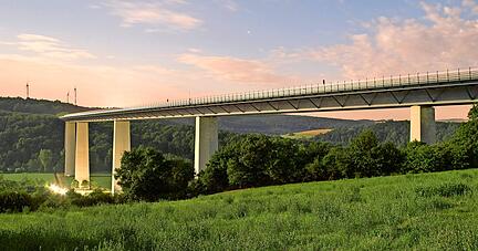 Dieses Foto zeigt die Jagsttalbrücke bei Widdern, auf der die A81 verläuft, bei Mondschein in der Nacht. Foto: Archiv/Andreas Gugau