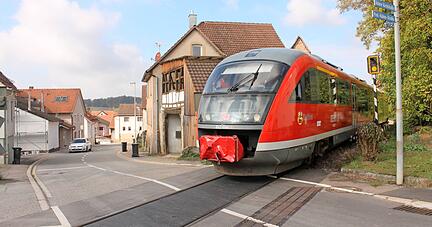 Auch schon wieder sieben Jahre her: Ein Personenzug fährt im Probebetrieb durch Bad Rappenau-Obergimpern.
Foto: Archiv/Gajer