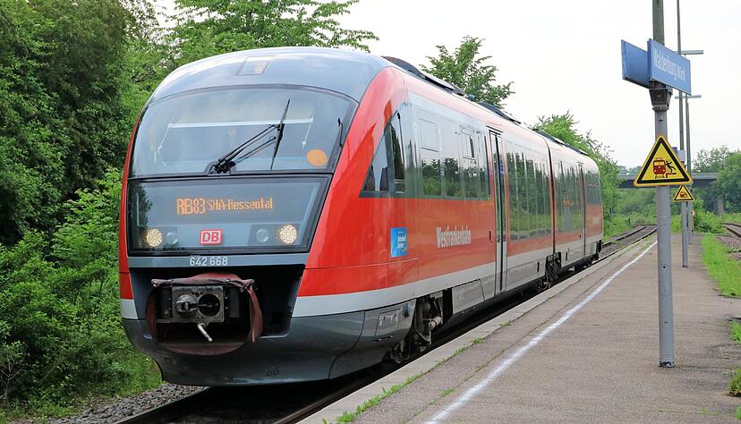 Ein Zug hält am Bahnhof in Waldenburg: Bis hier und Hessental soll die Hohenlohebahn elektrifiziert und ab hier die Kochertalbahn reaktiviert werden.