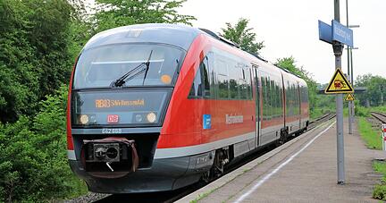 Ein Zug hält am Bahnhof in Waldenburg: Bis hier und Hessental soll die Hohenlohebahn elektrifiziert und ab hier die Kochertalbahn reaktiviert werden.