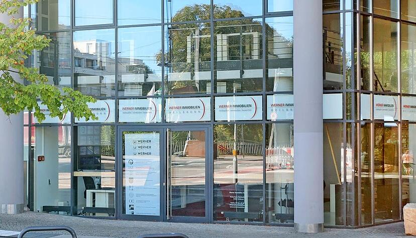 Die Maklergruppe Werner Immobilien im Neckarturm in der Heilbronner Bahnhofstraße verlässt den Standort und zieht Ende Oktober in den Zukunftspark um. Die Maklergruppe Werner Immobilien im Neckarturm in der Heilbronner Bahnhofstraße verlässt den Standort und zieht Ende Oktober in den Zukunftspark um.