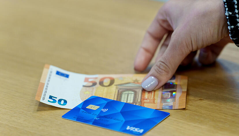 Mit der Bezahlkarte erhalten Gefl&uuml;chtete Sozialleistungen k&uuml;nftig als Guthaben auf einer Visa-Debitkarte. Nur 50 Euro im Monat k&ouml;nnen sie bar abheben. Foto: dpa